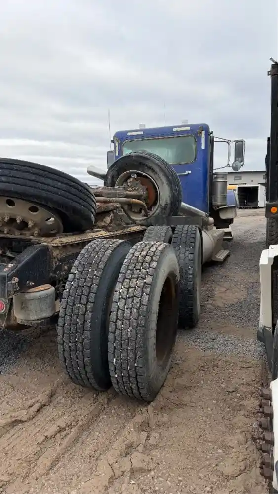 Image 4 of truck Salvage 2017 Peterbilt 389 Truck Tractor 