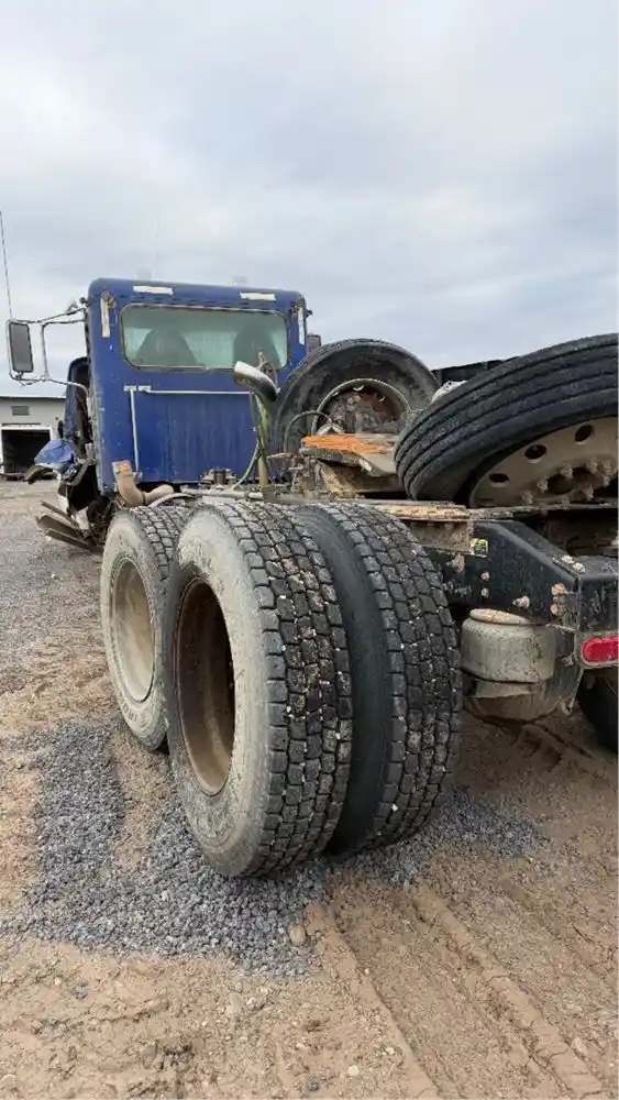 Image 3 of truck Salvage 2017 Peterbilt 389 Truck Tractor 