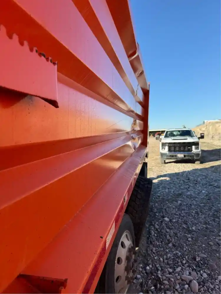 Image 10 of truck Used 2018 Kenworth T800 Dump Truck 