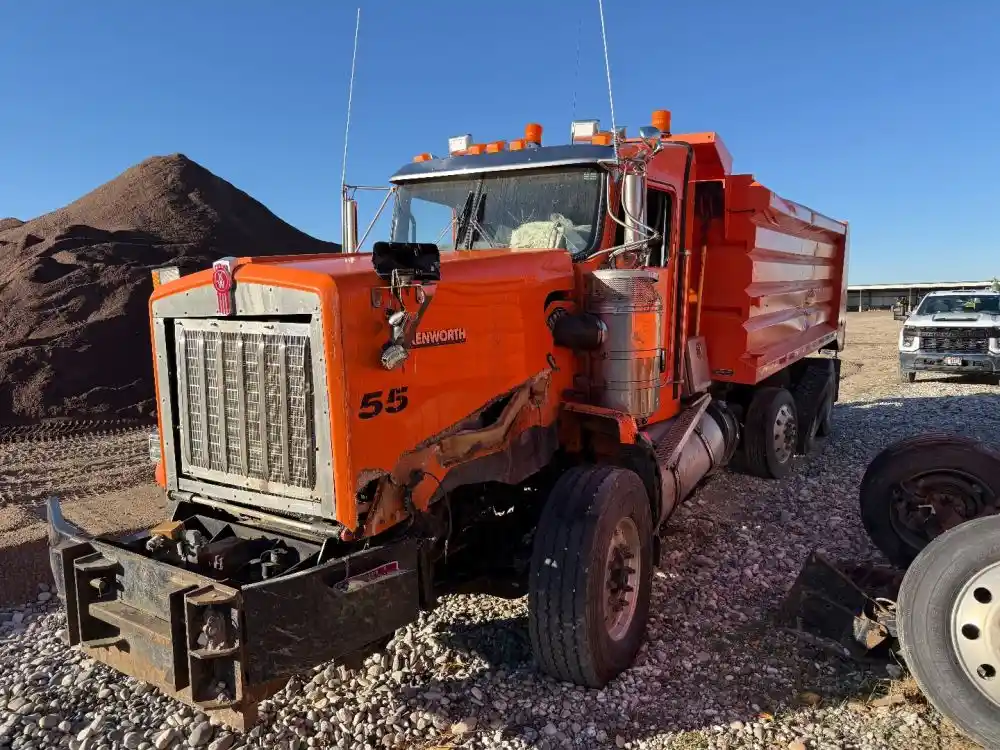 Image 2 of truck Used 2018 Kenworth T800 Dump Truck 