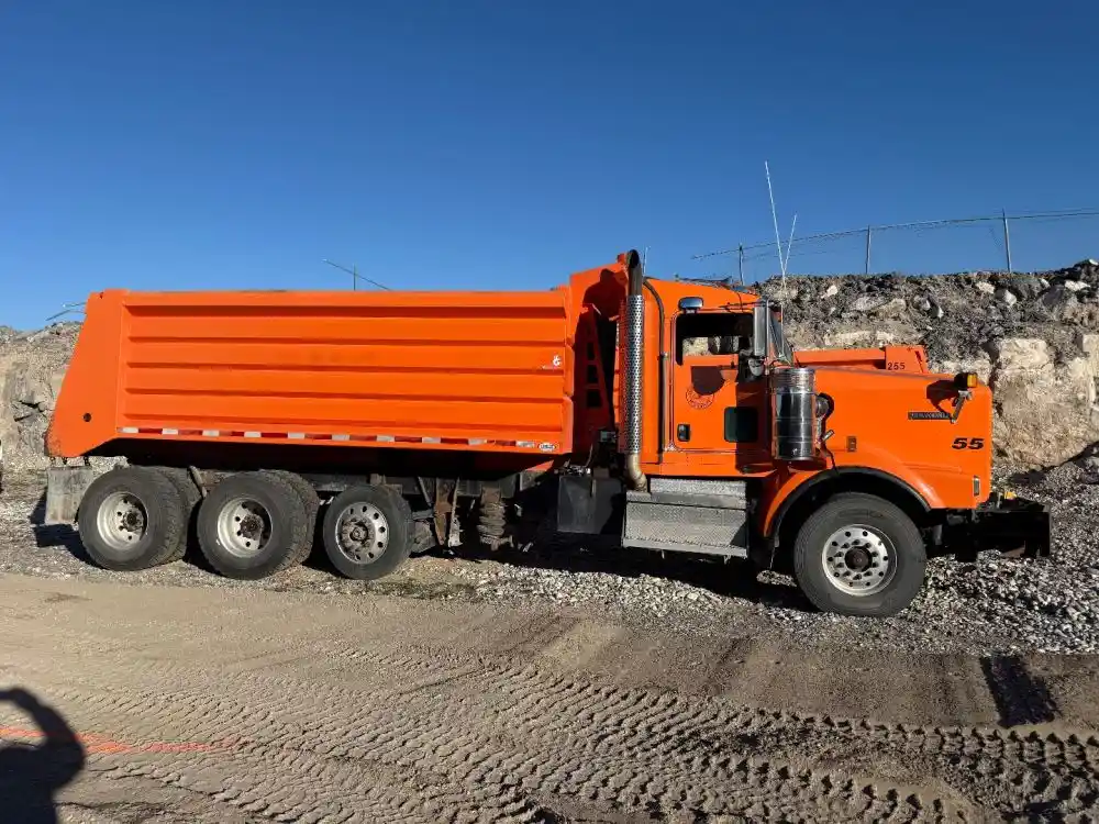 Image 3 of truck Used 2018 Kenworth T800 Dump Truck 