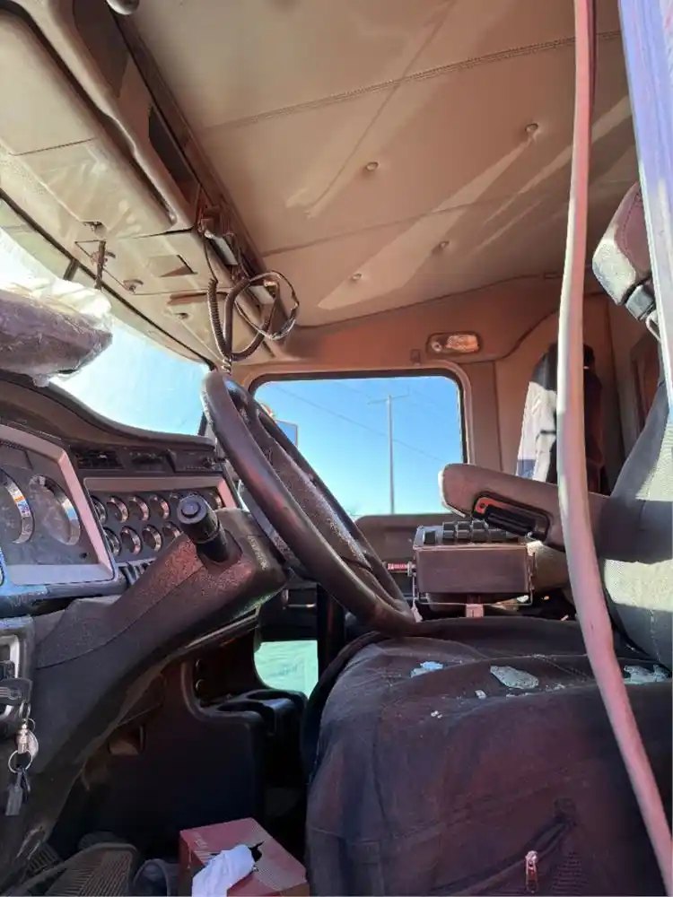 Image 8 of truck Used 2018 Kenworth T800 Dump Truck 