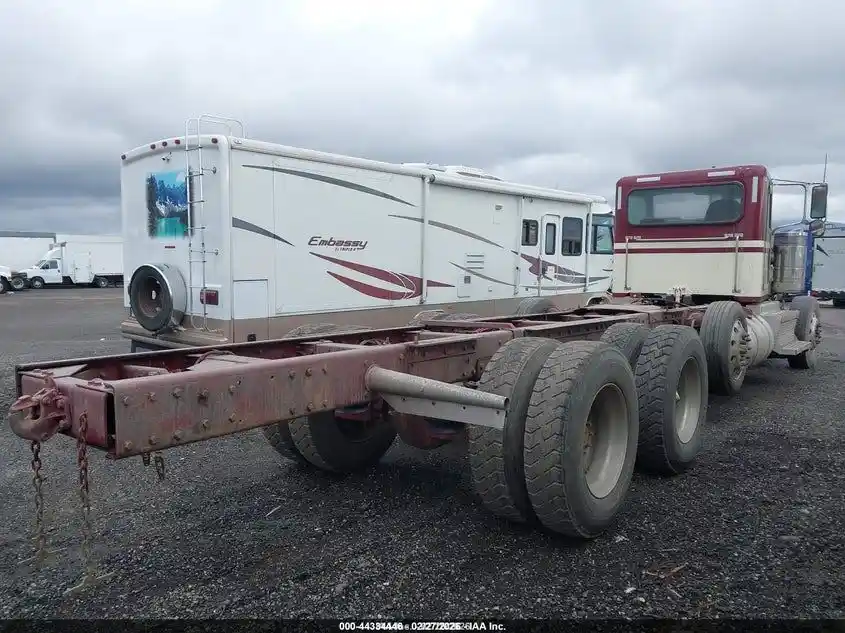 Image 4 of truck Salvage 2018 Peterbilt 389 Truck Tractor 