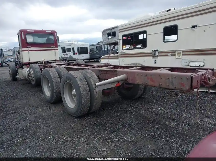 Image 3 of truck Salvage 2018 Peterbilt 389 Truck Tractor 