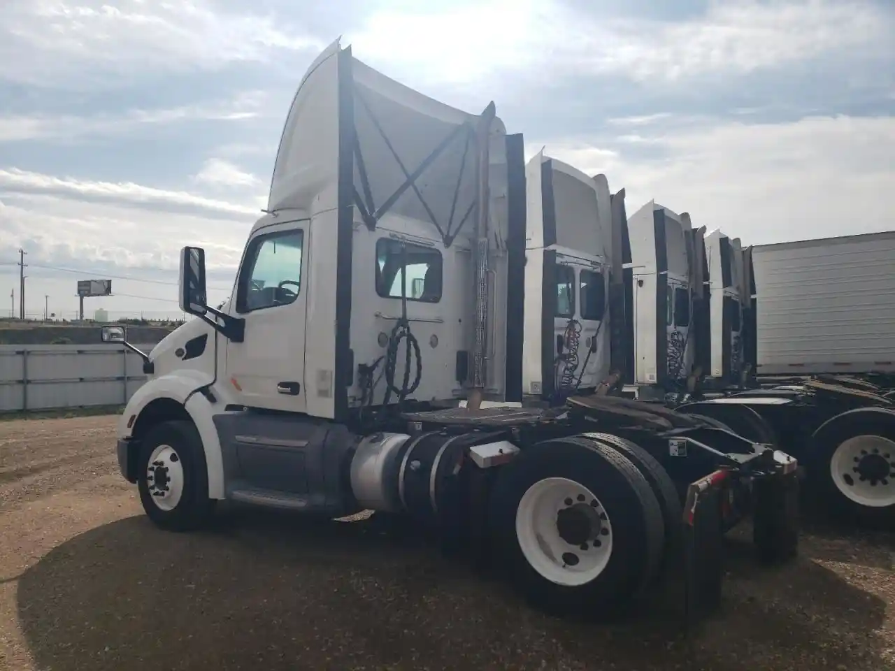 Image 3 of truck Used 2018 Peterbilt 579 Truck Tractor 