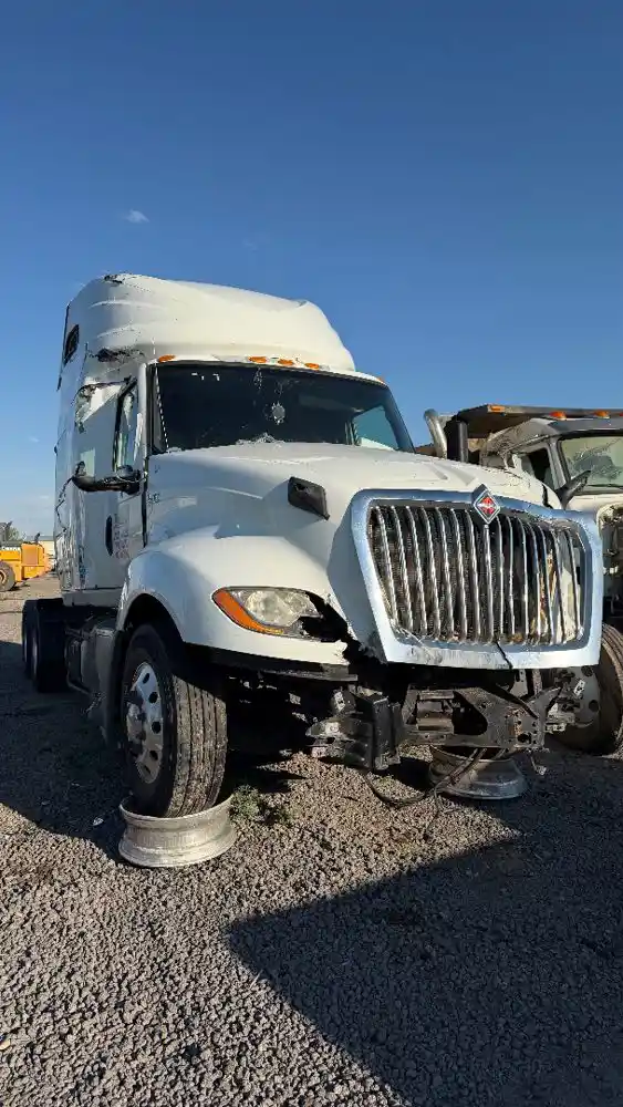International  LT625