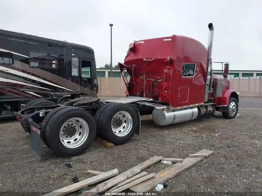 Image 4 of truck Salvage 2020 Peterbilt 389 Truck Tractor 