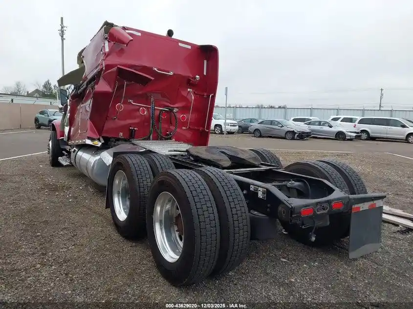 Image 3 of truck Salvage 2020 Peterbilt 389 Truck Tractor 