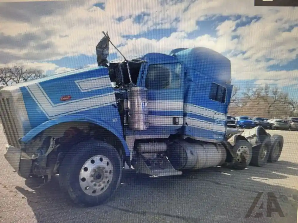 Image 4 of truck Salvage 2021 Peterbilt 389 Truck Tractor 