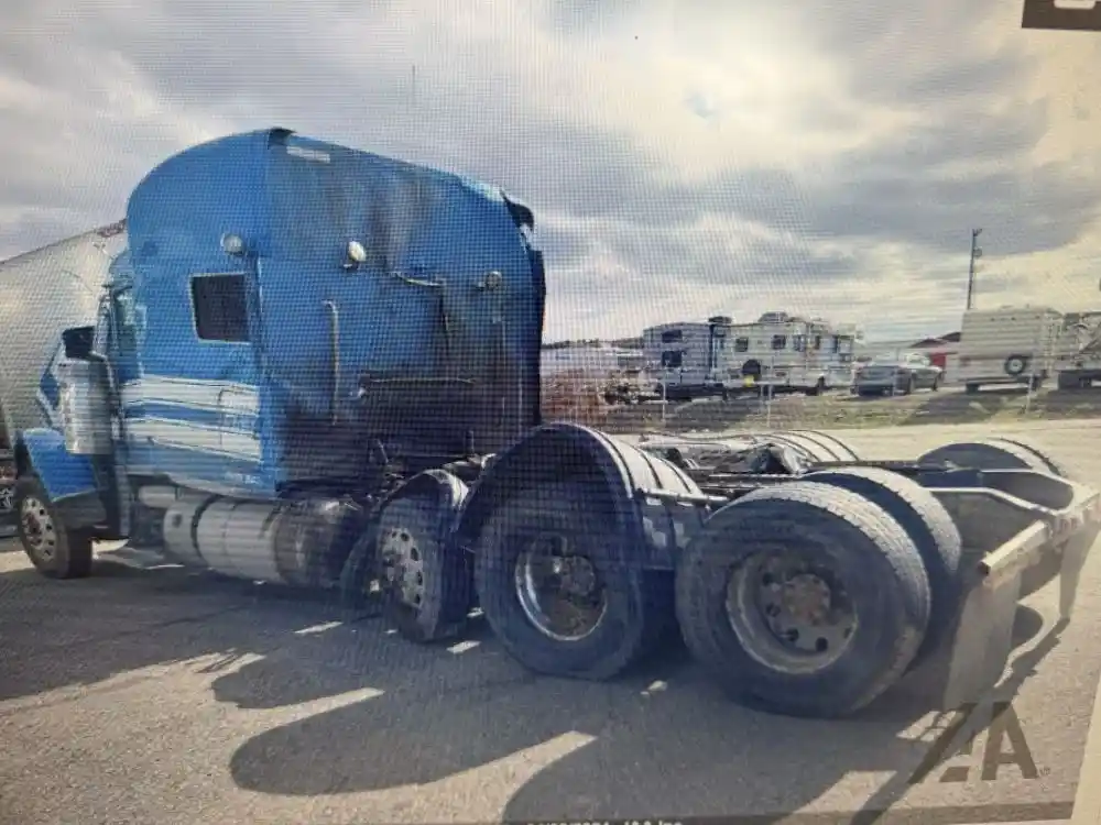 Image 3 of truck Salvage 2021 Peterbilt 389 Truck Tractor 