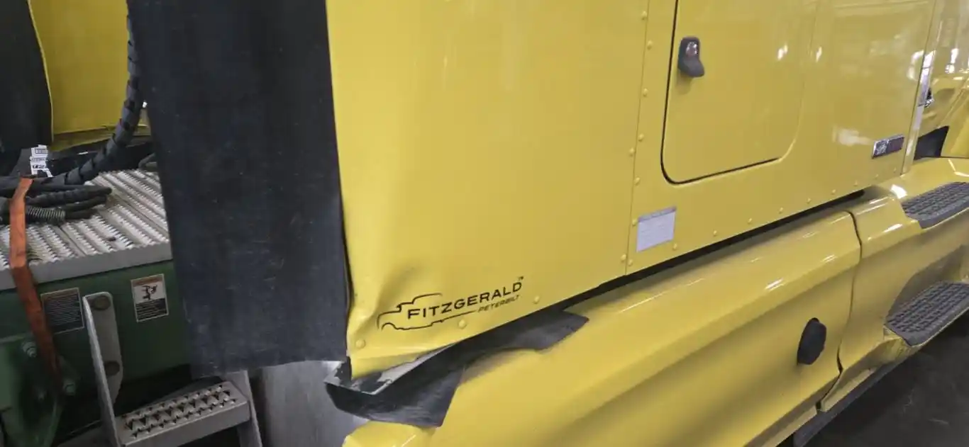 Image 3 of truck Salvage 2023 Peterbilt 579 Truck Tractor 