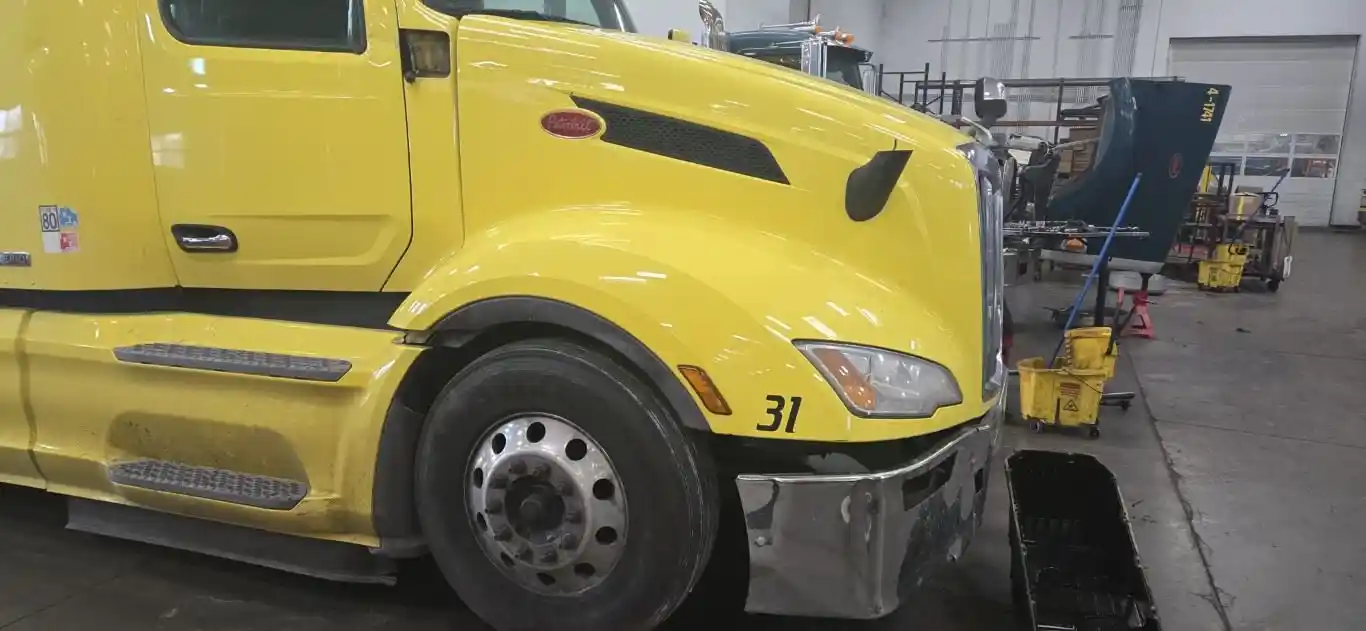 Image 5 of truck Salvage 2023 Peterbilt 579 Truck Tractor 