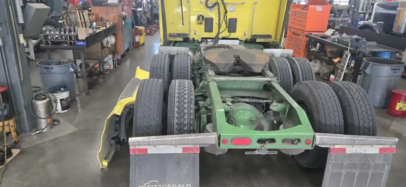 Image 2 of truck Salvage 2023 Peterbilt 579 Truck Tractor 