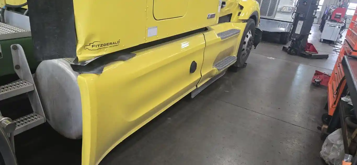 Image 4 of truck Salvage 2023 Peterbilt 579 Truck Tractor 