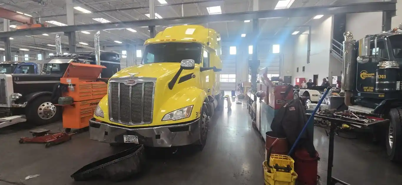 Salvage 2023 Peterbilt 579 Truck Tractor 