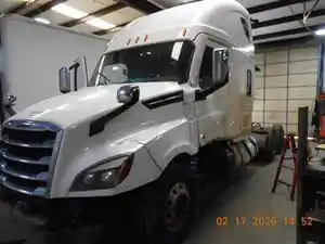 Salvage 2021 Freightliner Cascadia - MR5240