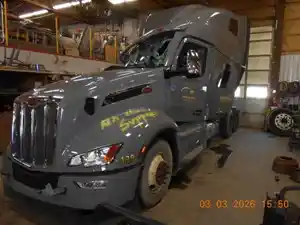Salvage 2023 Peterbilt 579 - 896581