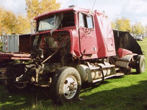 Salvage 1993 Freightliner FLD120 - 1111B-FRTLR