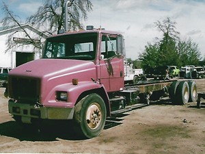 Salvage 1998 Freightliner FL80 - 3011-FRTLR
