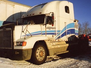 Salvage 1998 Freightliner FLD120 - 1155-FRTLR