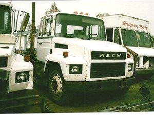 Salvage 2000 Mack RENAULT - 2856-MACK