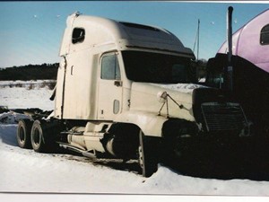 Salvage 2001 Freightliner ST120 - 1050-FRTLR