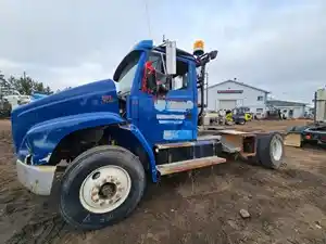 Salvage 2001 Freightliner FL80 - 3800-FRTLR
