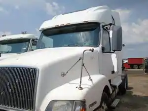 Salvage 2001 Volvo VNL - 260330