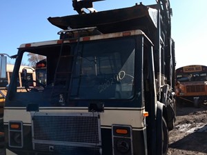 Salvage 2002 Mack LE613 - 200290