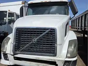 Salvage 2004 Volvo VNL - 250071