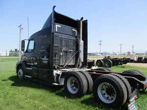 Salvage 2007 Volvo VNL - Truck-24