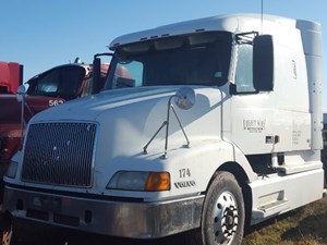 Salvage 2000 Volvo VNL - SV-40