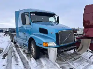 Salvage 2001 Volvo VNL - SV-437