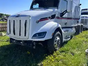 Salvage 2014 Peterbilt 579 - SV-402