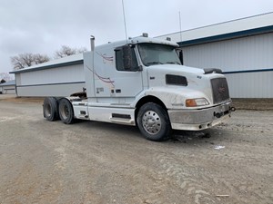 Salvage 2002 Volvo VNL - PTP-123