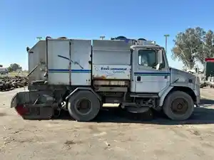 Salvage 2000 Freightliner FL70 - 2007