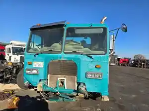 Salvage 2000 Peterbilt 320 - 1872