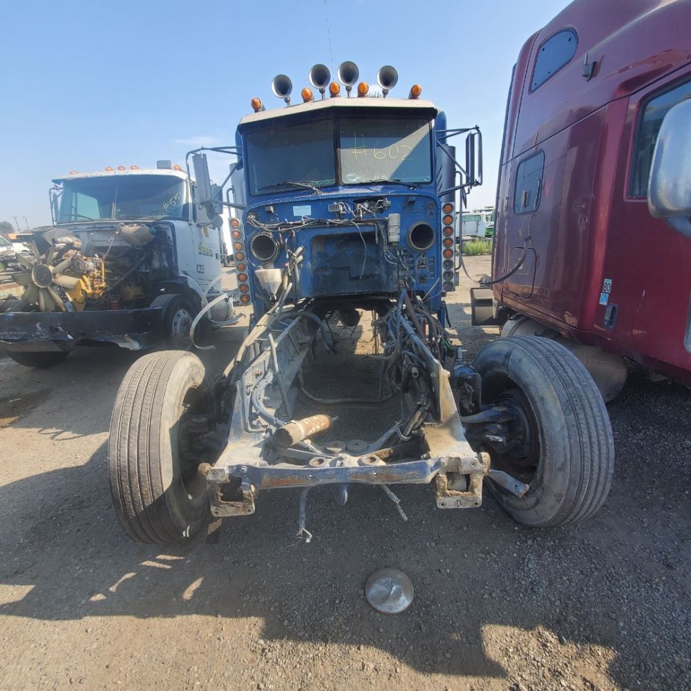 Salvage 2000 Peterbilt 379 Truck Tractor For Parts Dinuba, California