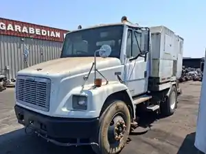 Salvage 2003 Freightliner FL70 - 2033