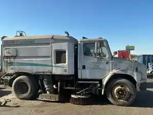 Salvage 2003 Freightliner FL70 - 2004