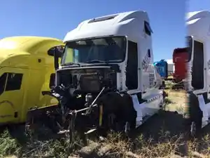 Salvage 2003 Volvo VNL - SV-18-09