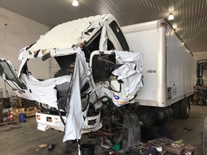 Salvage 2002 Hino FE - F56034