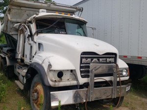 Salvage 2003 Mack CV713 Granite - H84774