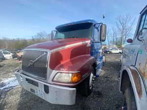 Salvage 2003 Volvo VNL - F56165