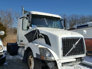 Salvage 2004 Volvo VNL - F55967
