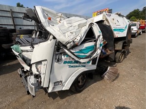 Salvage 2015 Isuzu NPR - J03228