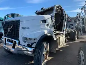 Salvage 2017 Volvo VHD - SV-215