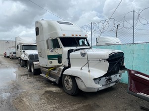 Salvage 1999 Freightliner FLD120 - SV-366