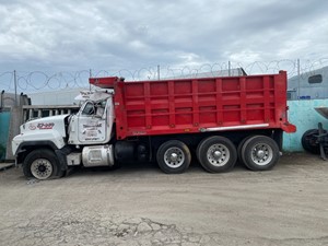 Salvage 2001 Mack RD688S - SV-499