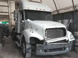 Salvage 2004 Freightliner Columbia 120 - SV-854